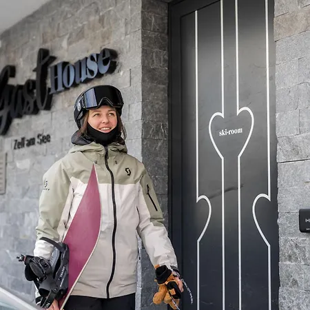 The Gast House Zell Am 호텔 4*